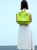 Heleny_2-in-1 Ledertasche und Rucksack_Vordeansicht_Model