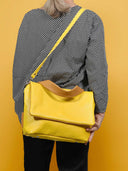 Heleny - Crossbody Ledertasche Ava in Gelb für Damen, funktional und urban im Design - Model - Vorderansicht