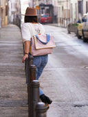 Heleny_wandelbare_Ledertasche_mit_Rucksackfunktion_Franka_Rosa_Model