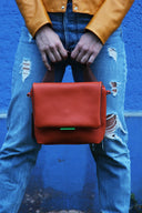 Heleny_kleine_Leder-Schultertasche_Mira_Orange_Vorderansicht_Model